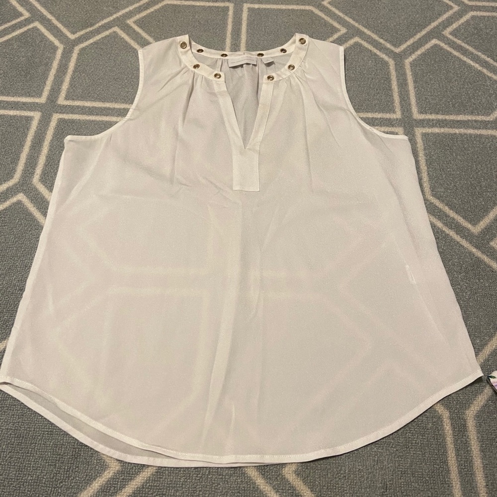 White Sleeveless Blouse With Neckline Detail